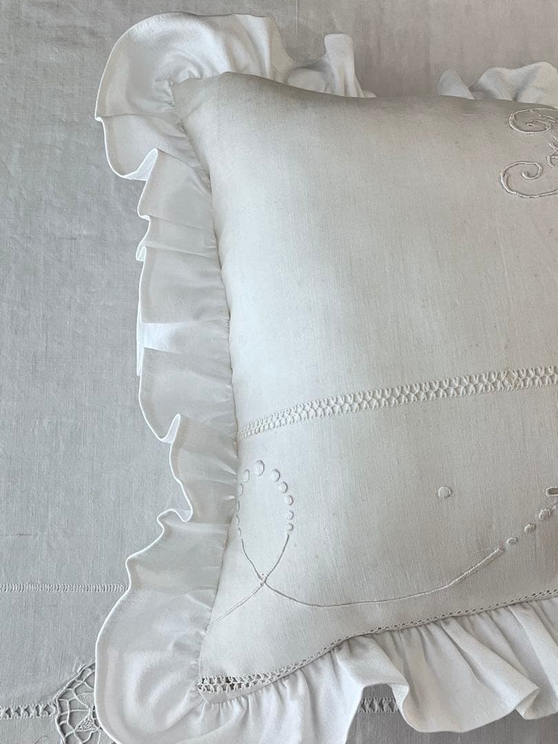 【美品】フランスアンティーク BB花文字手刺繍 フリルクッションカバー