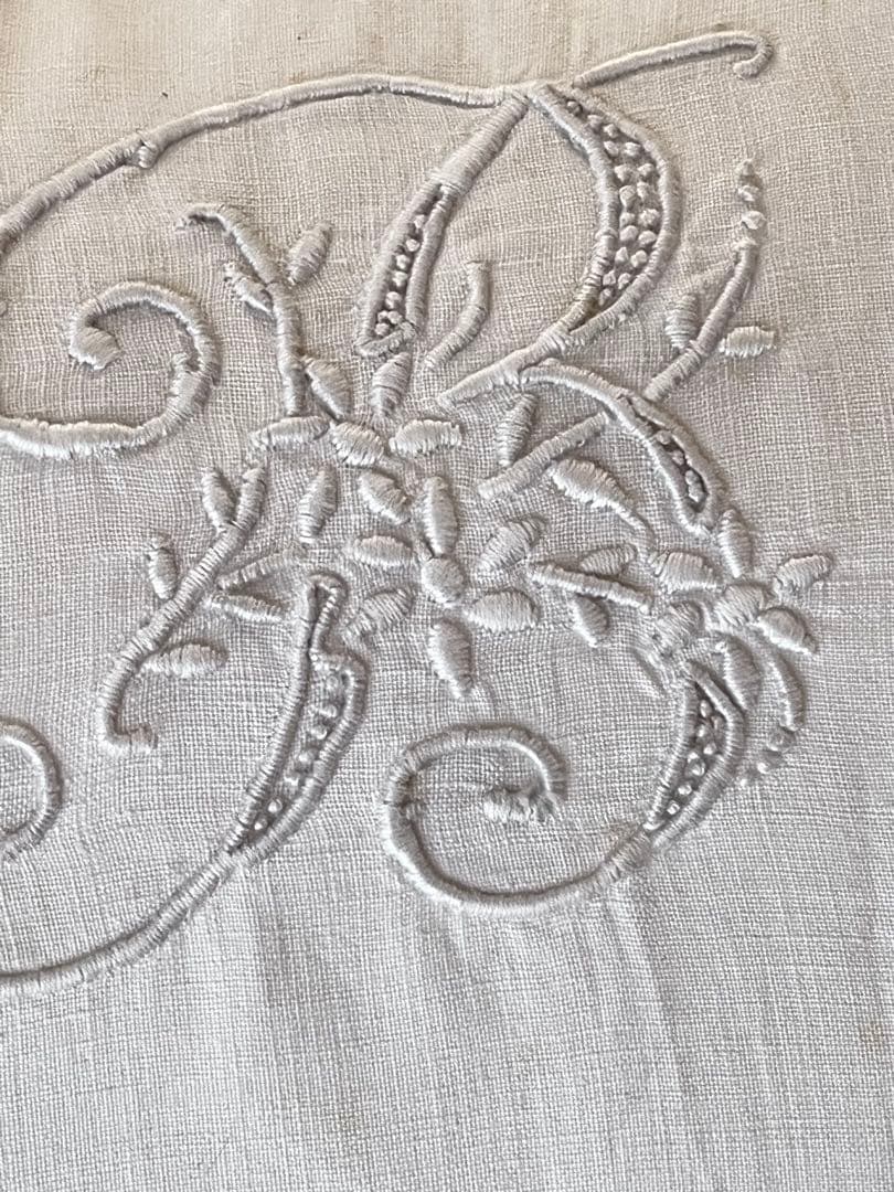 【美品】フランスアンティーク BB花文字手刺繍 フリルクッションカバー