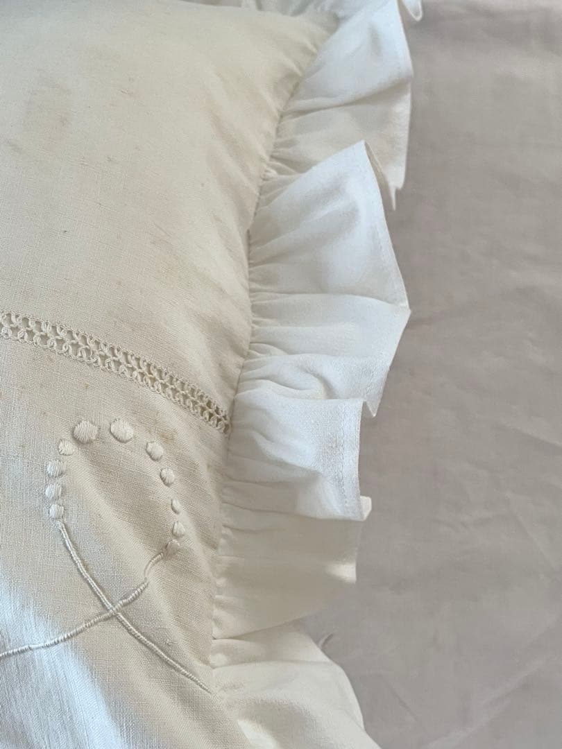 【美品】フランスアンティーク BB花文字手刺繍 フリルクッションカバー