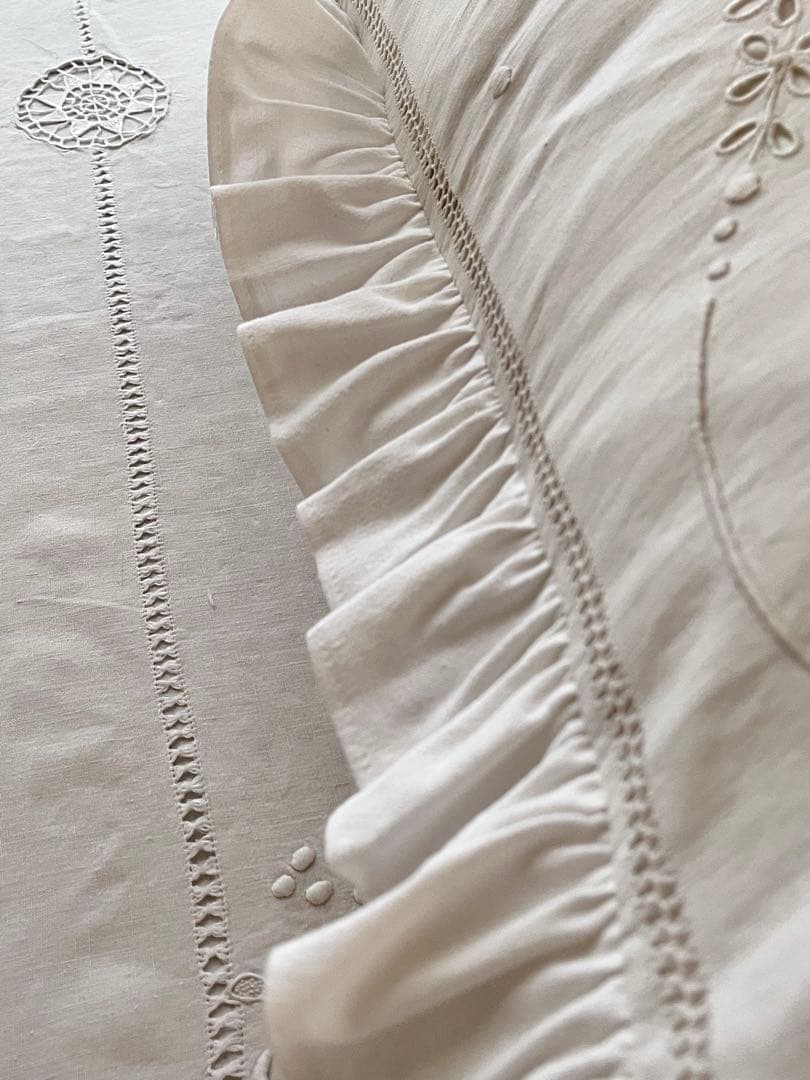 【美品】フランスアンティーク BB花文字手刺繍 フリルクッションカバー