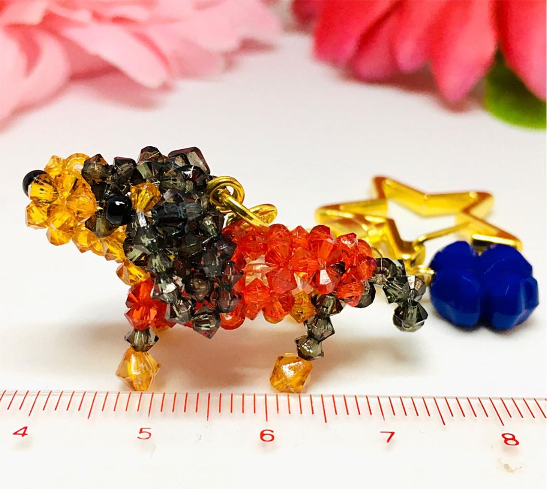 専用品☆赤いお洋服を着たダックスフンド☆キーホルダー☆ビーズマスコット☆チャーム