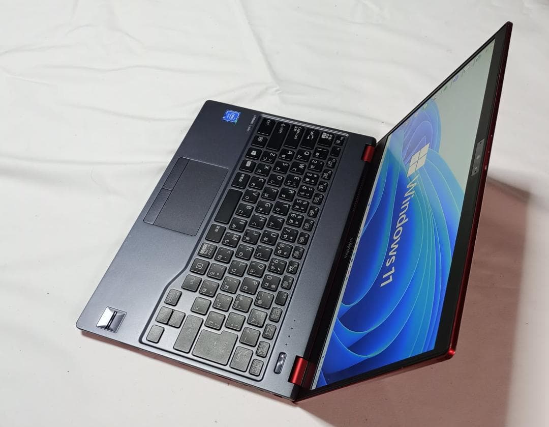 富士通 赤いボディの薄型 938g Lifebook、Win11/8G/256G