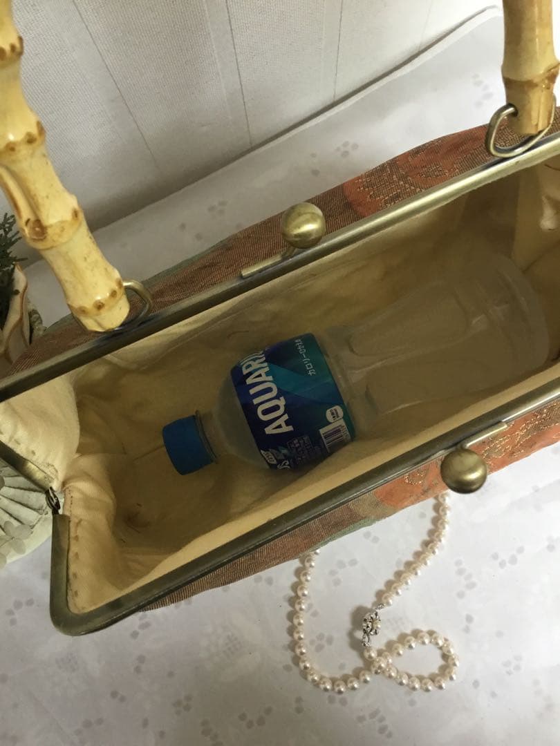 がま口バッグ 金色と赤色 竹製ハンドル