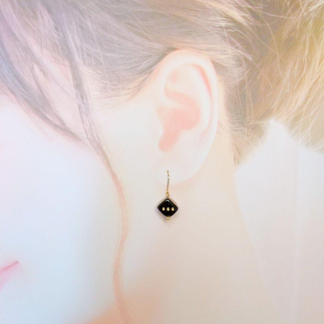 SOLD◆ ハンドメイド ピアス チェコビーズ サイコロ 黒 ブラック 小振り