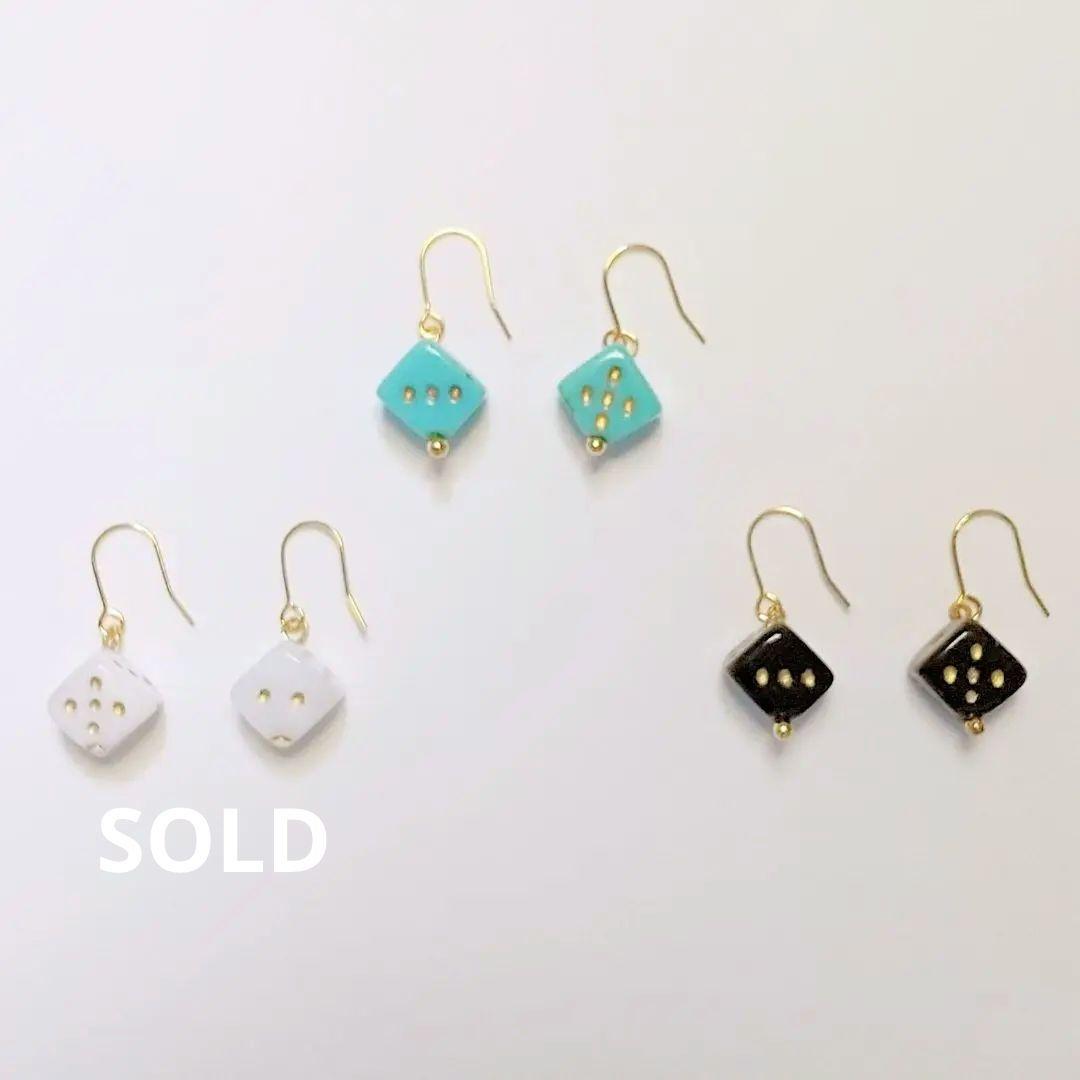 SOLD◆ ハンドメイド ピアス チェコビーズ サイコロ 黒 ブラック 小振り