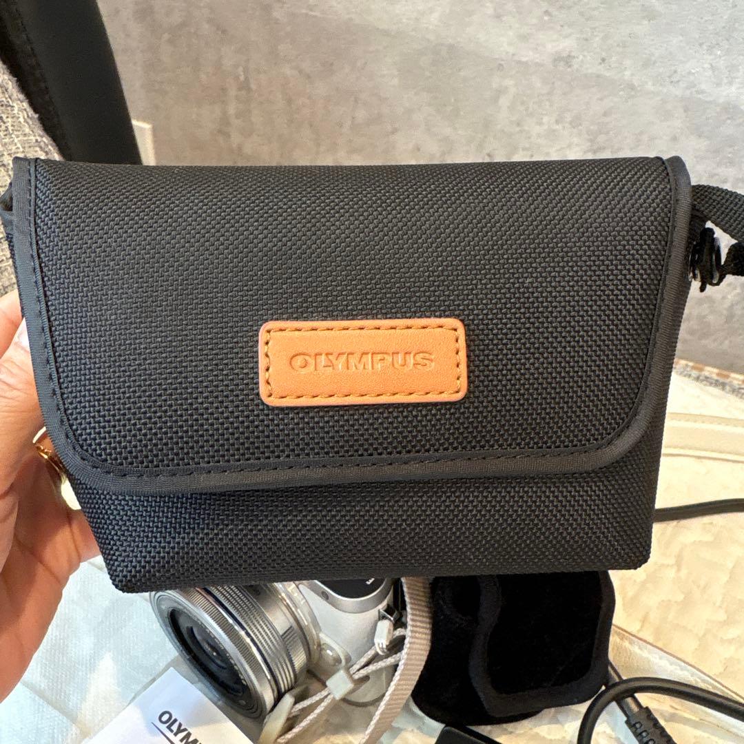 OLYMPUS オリンパス E-PL8 [ケース付き]