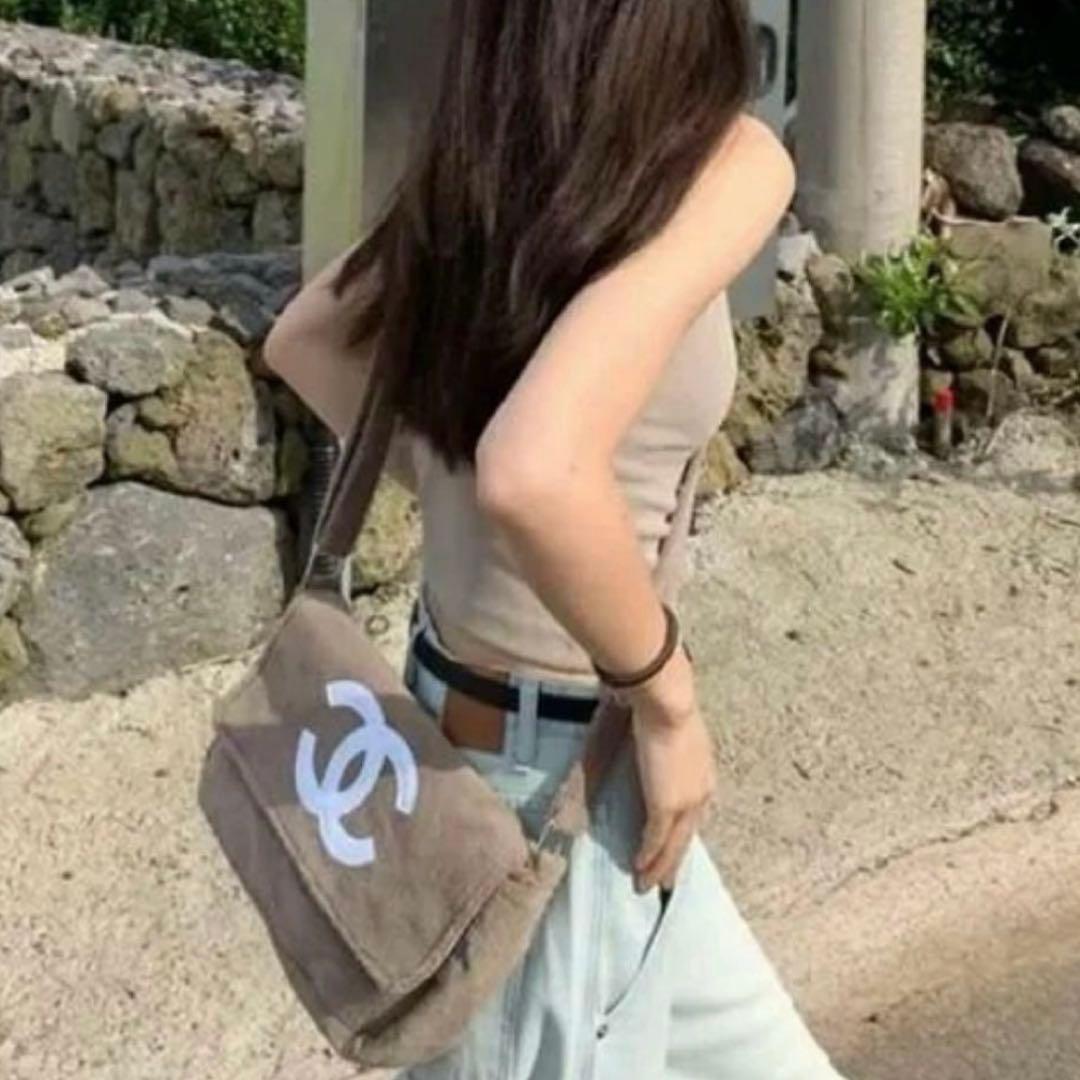 新品CHANEL海外限定ビューティーノベルティ　CHANELベージュショルダー