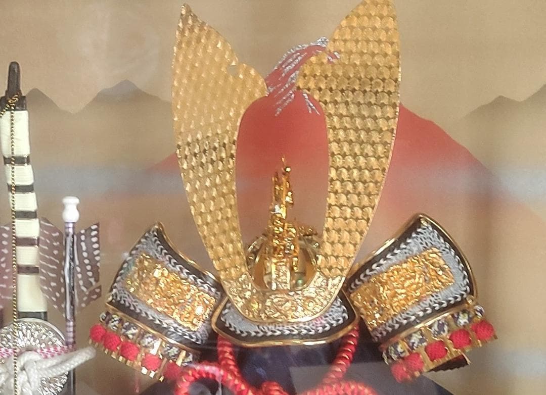 五月人形 ·兜飾り、ケース入り（オルゴール付き）（MＭ５月飾り１）