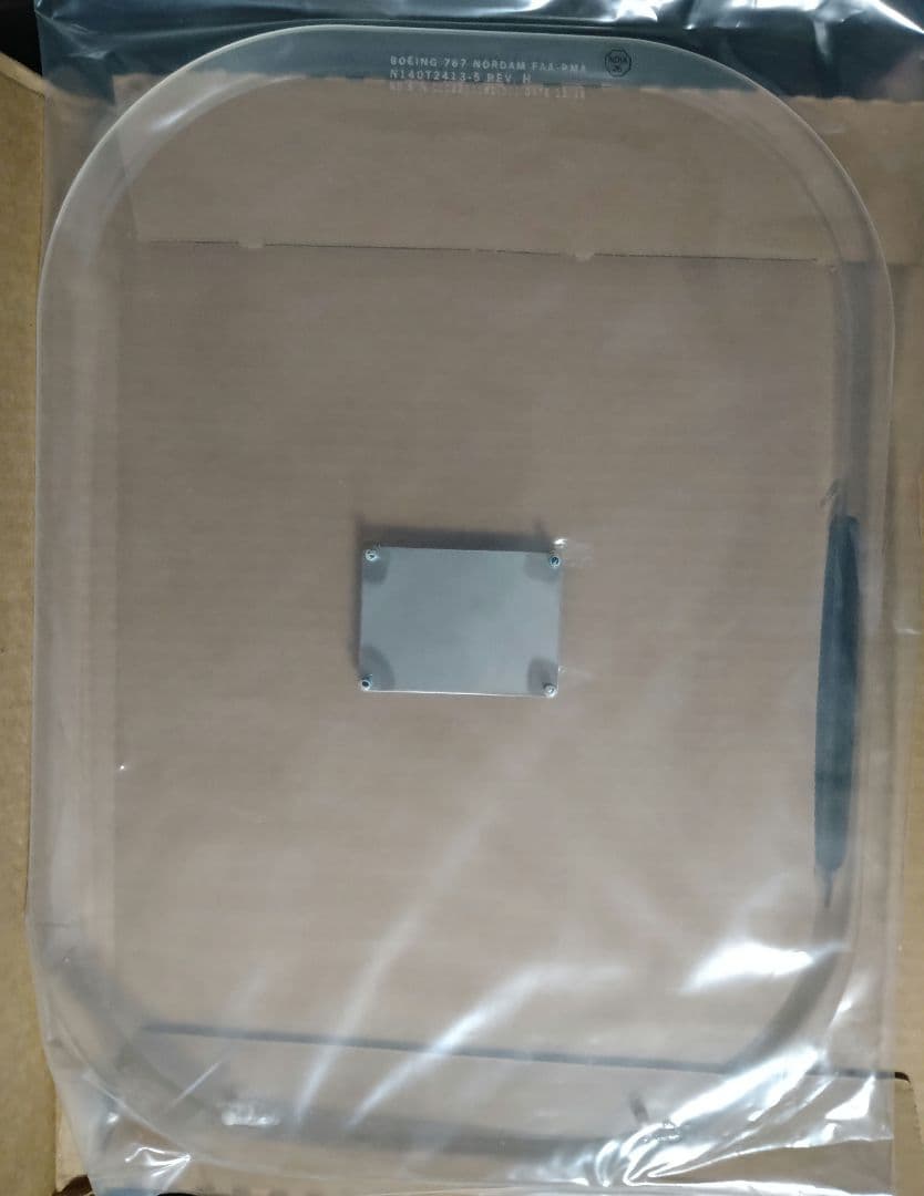 飛行機　窓と機体識別板のモニュメント