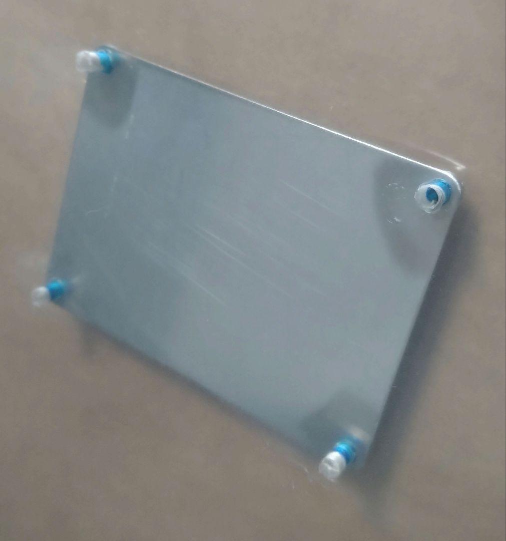 飛行機　窓と機体識別板のモニュメント