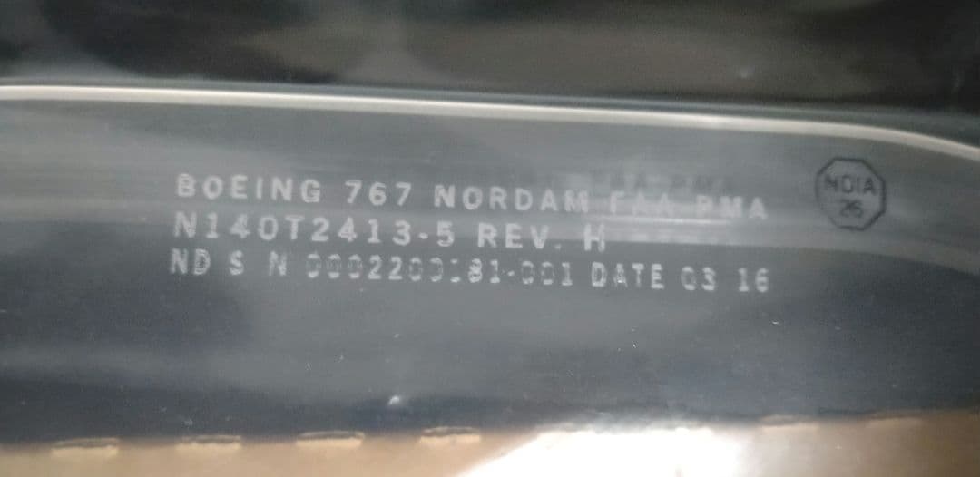 飛行機　窓と機体識別板のモニュメント