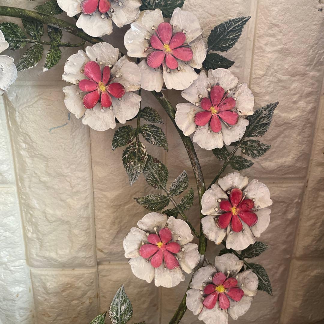 ホワイトフラワー・メタル壁飾り　アイアンアンティーク風　雑貨　グリーン　ピンク