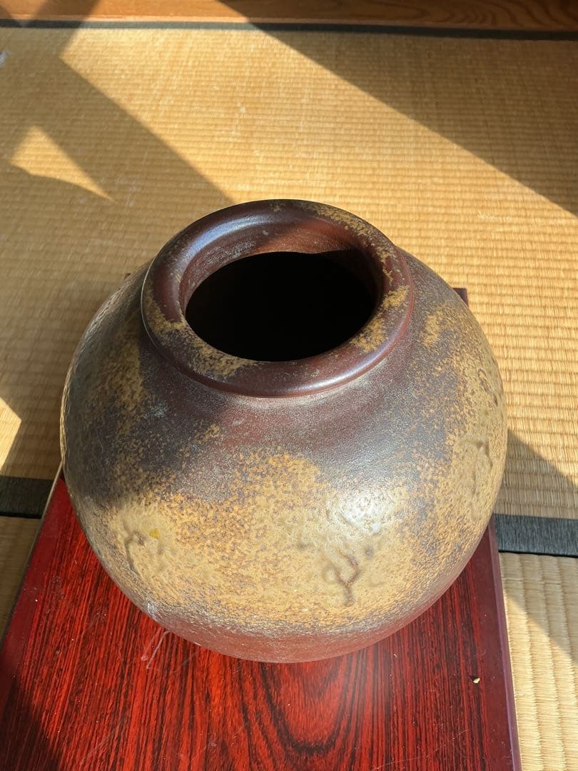 備前焼の大きめの茶色と金色の陶器花瓶　良い窯変が出てます　作家不明です