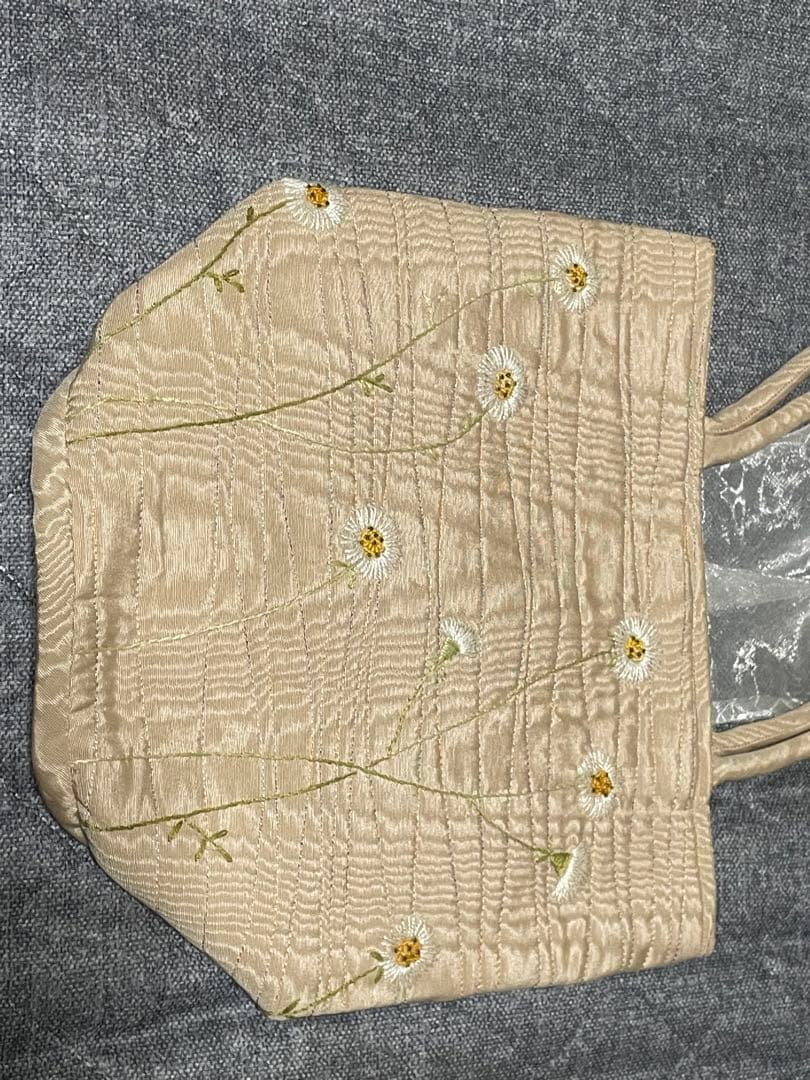 刺繍入りベージュキルティングトートバッグ