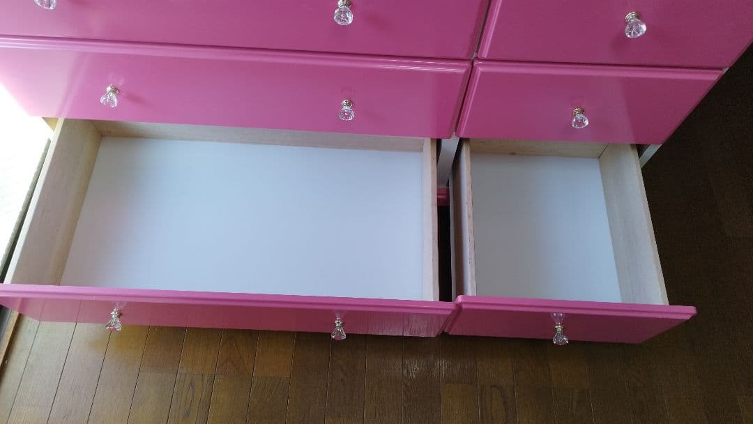 ピンクの4段チェスト