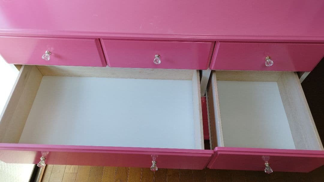 ピンクの4段チェスト
