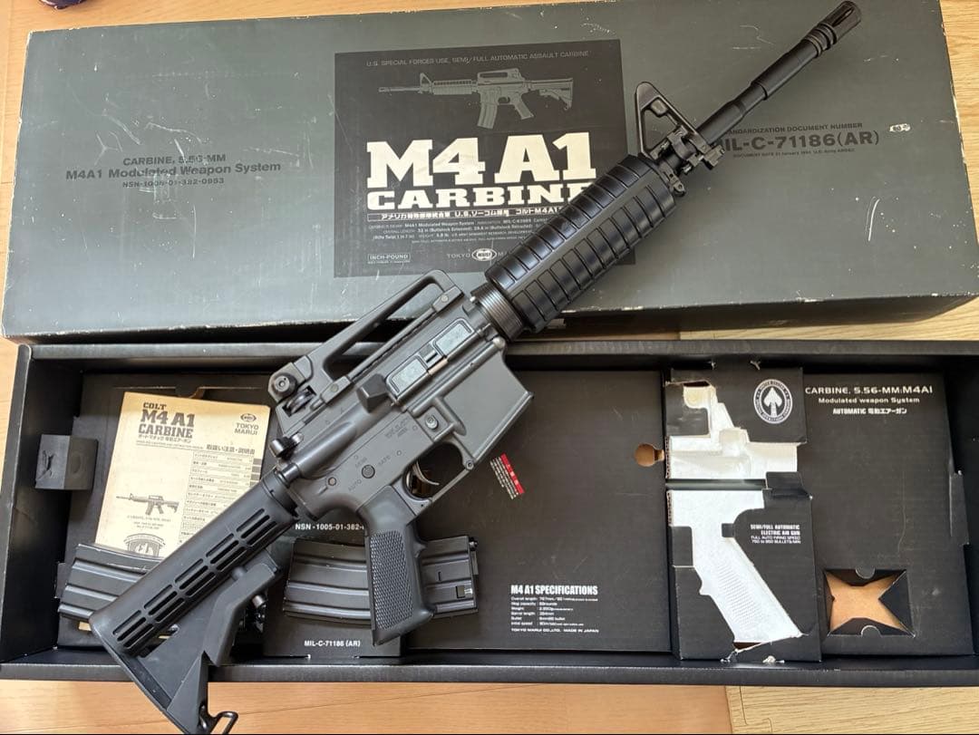 東京マルイ スタンダード電動ガン M4A1 予備マグ1 バッテリー２充電器付き