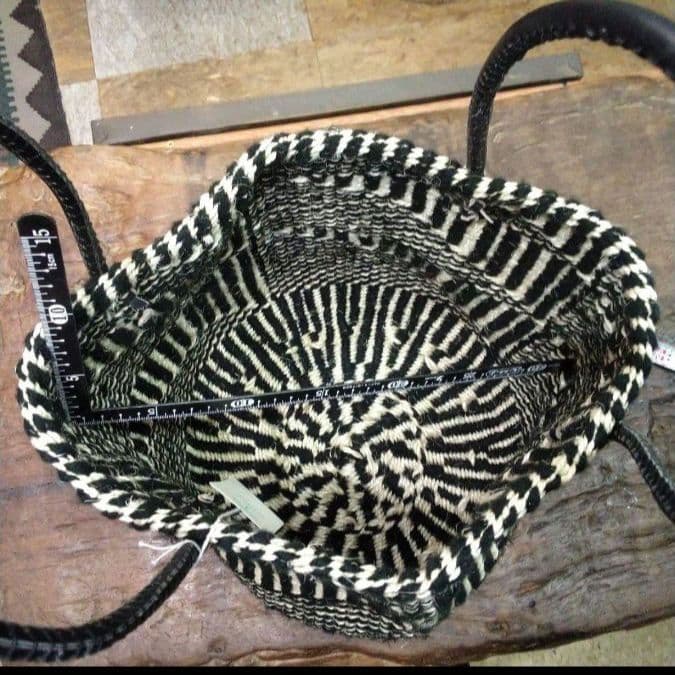 アフリカ　ケニア　新品タグ付き　サイザル麻とアクリルウールの手織りBag大