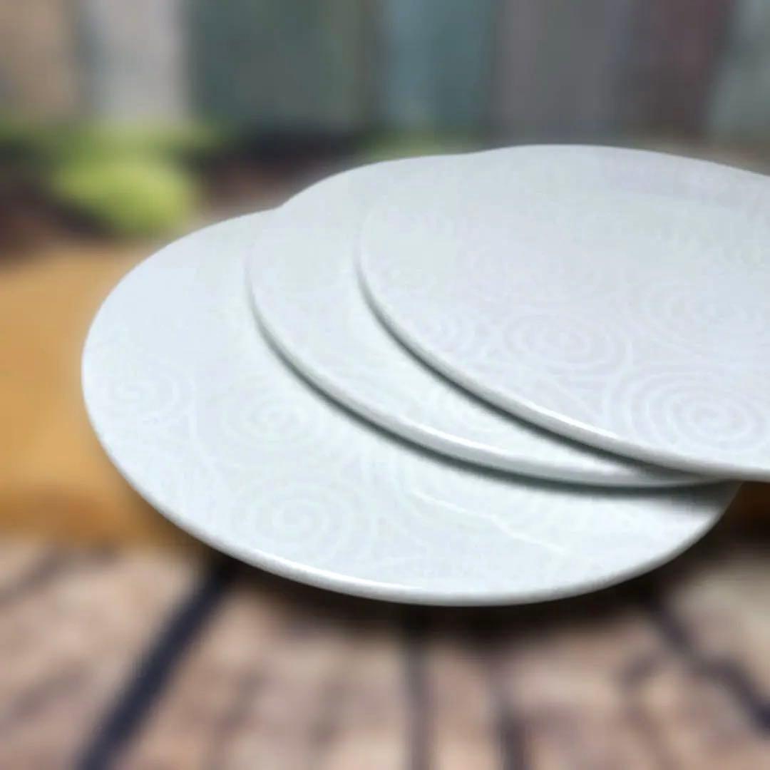 白い渦巻き模様の皿3枚セット　たこ唐草レース模様　サンプル品