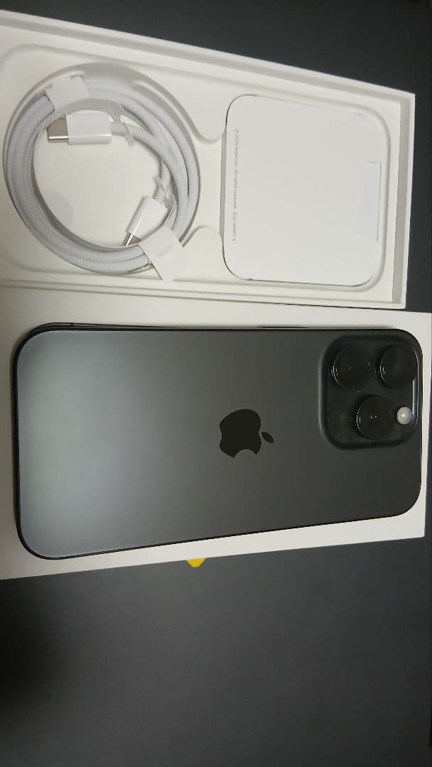 Apple iPhone 15 Pro 本体　ブラックチタニウム