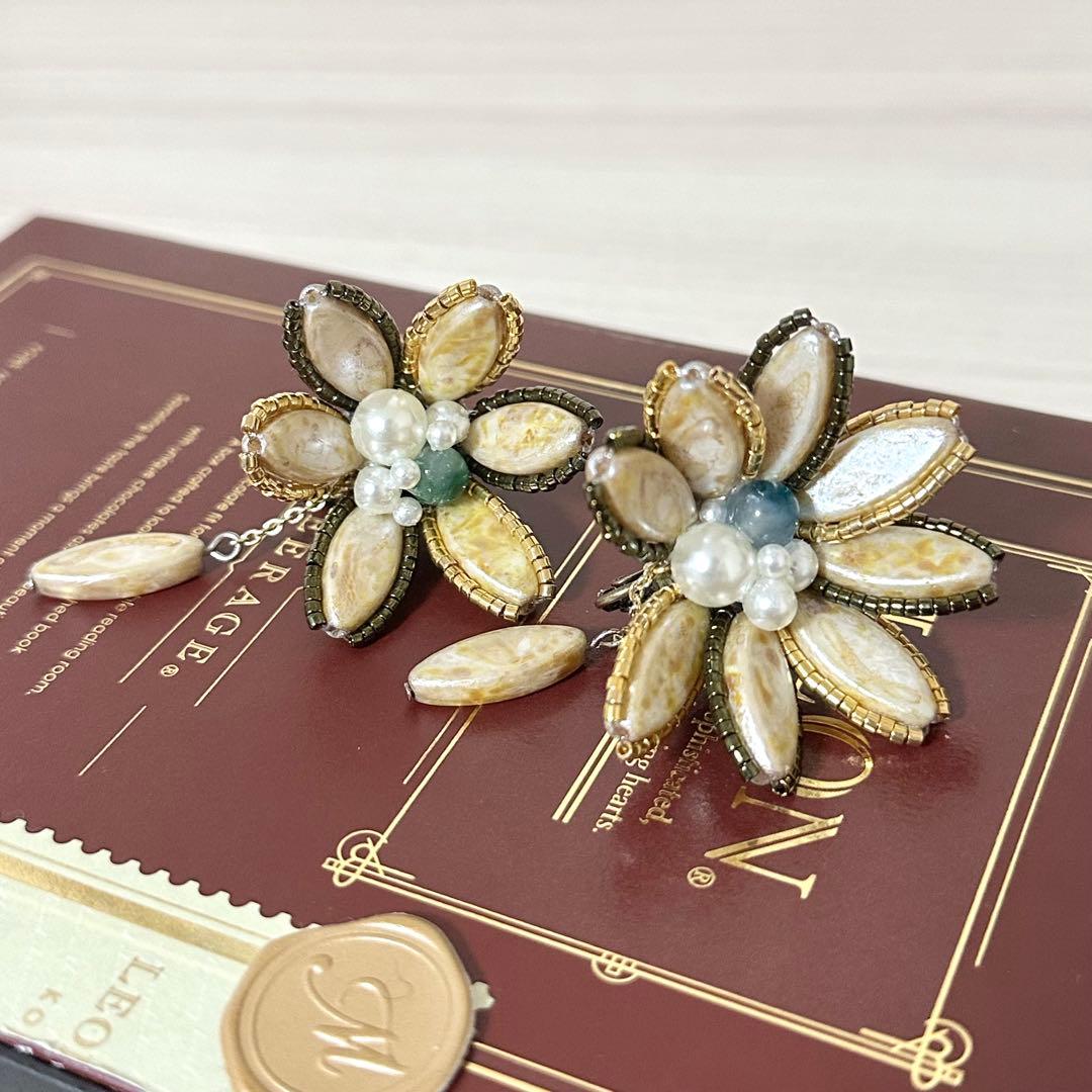 【ハンドメイド】大ぶりイヤリング　チェコビーズ×カルセドニー×アンティーク