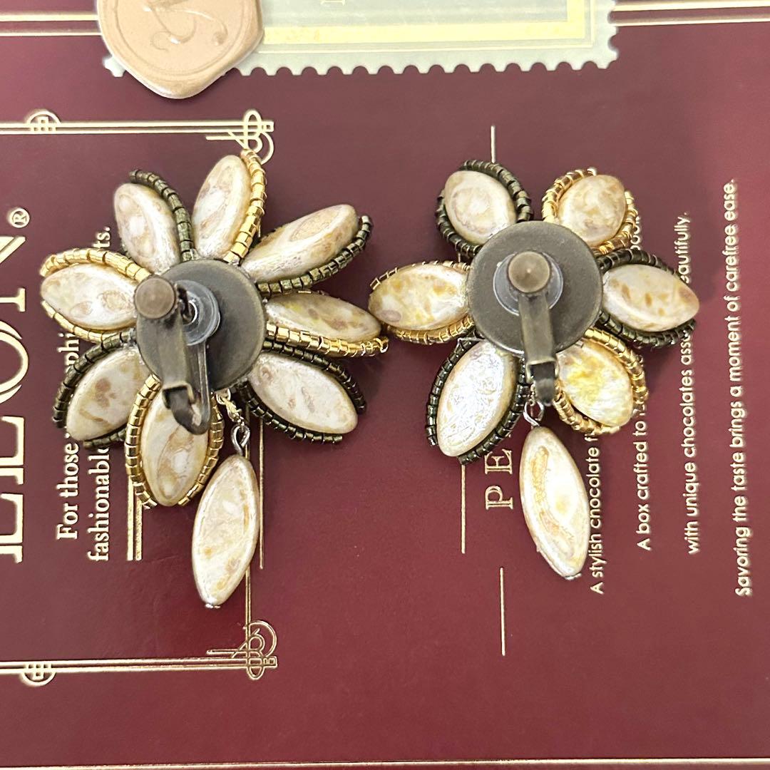 【ハンドメイド】大ぶりイヤリング　チェコビーズ×カルセドニー×アンティーク