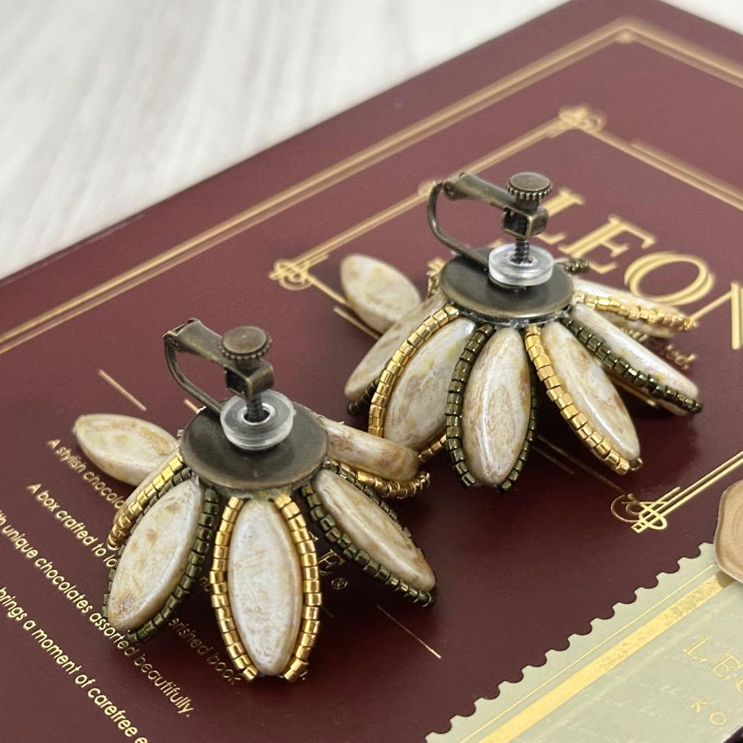 【ハンドメイド】大ぶりイヤリング　チェコビーズ×カルセドニー×アンティーク