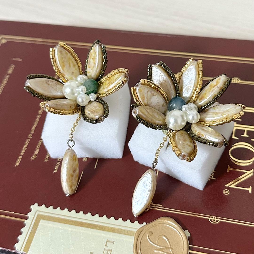 【ハンドメイド】大ぶりイヤリング　チェコビーズ×カルセドニー×アンティーク