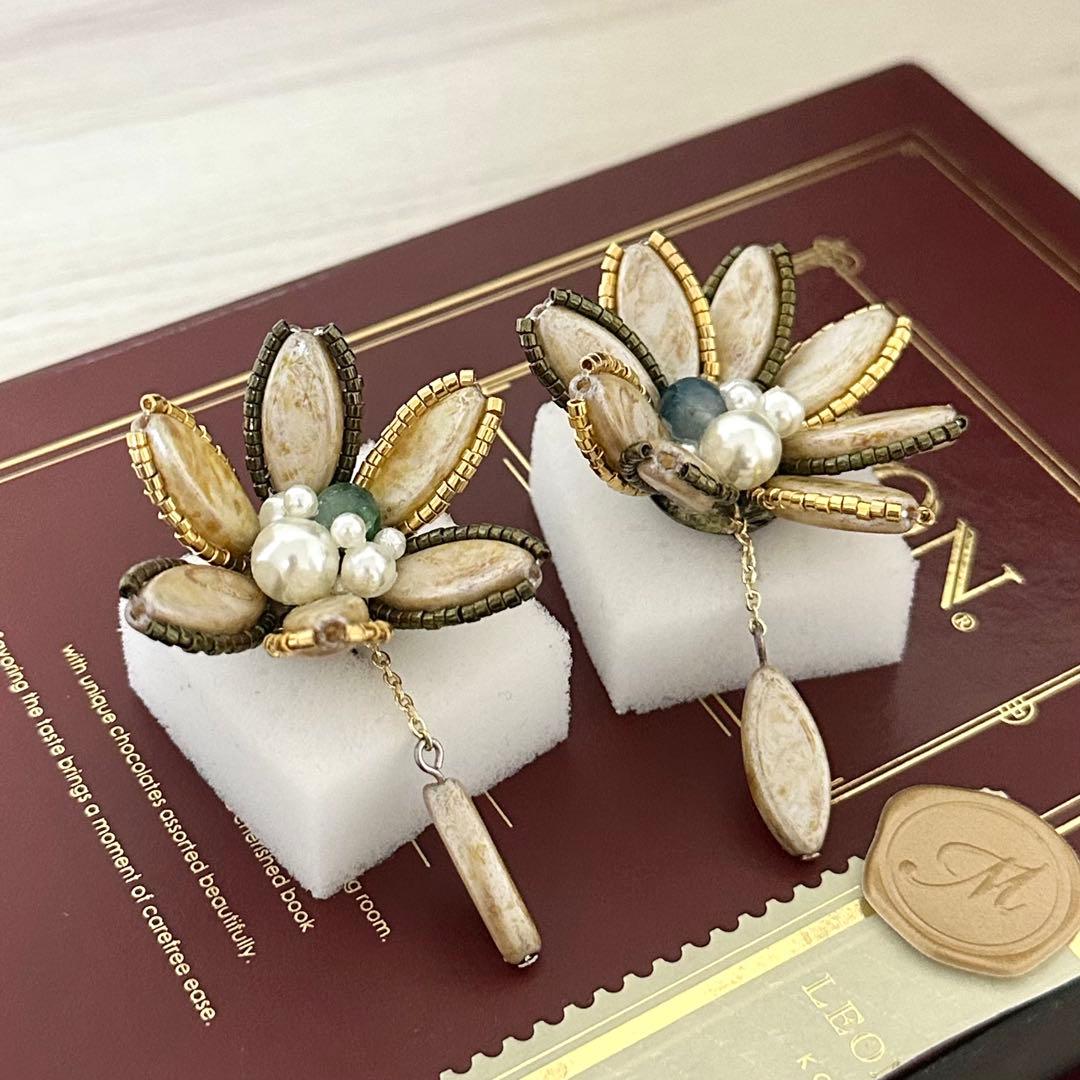 【ハンドメイド】大ぶりイヤリング　チェコビーズ×カルセドニー×アンティーク