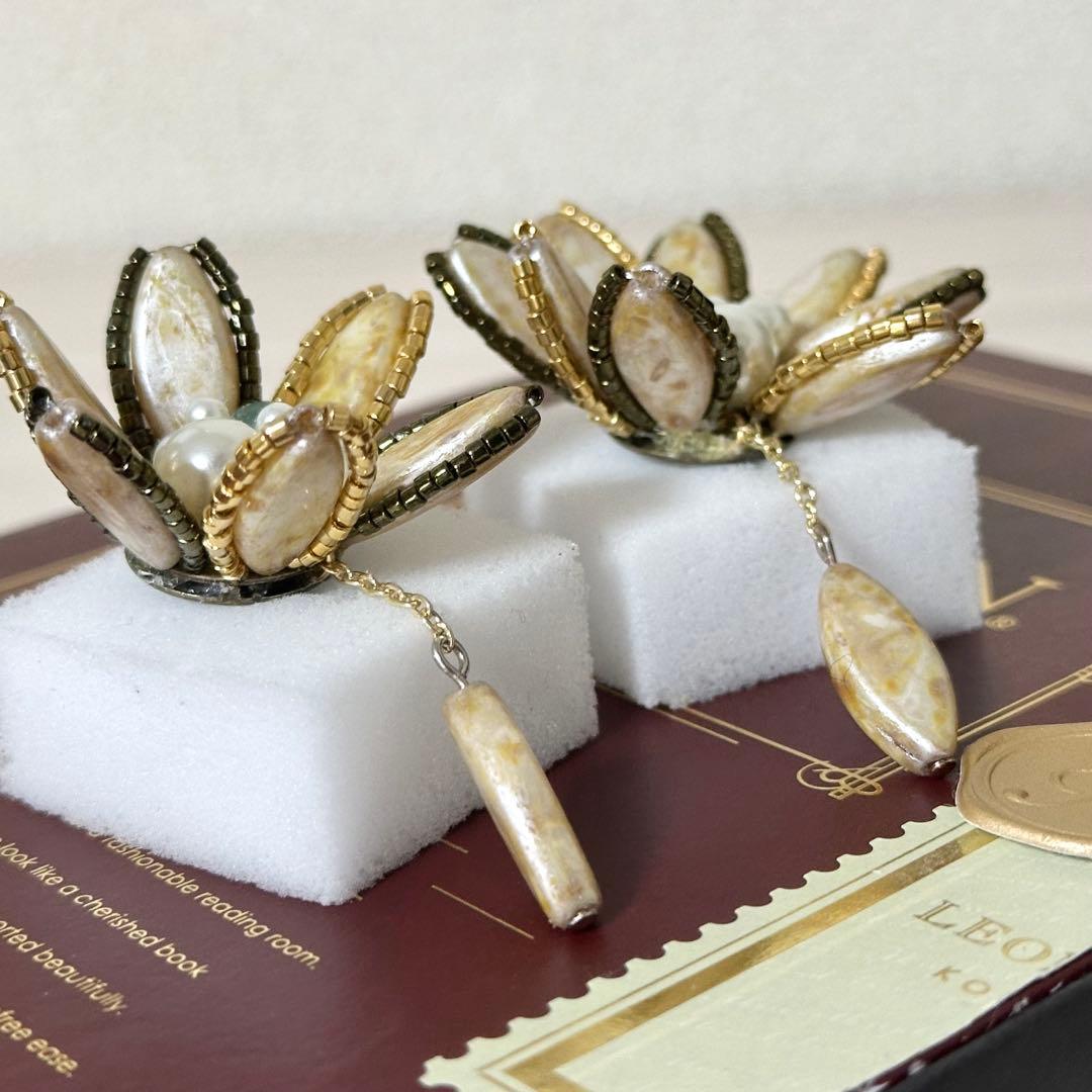 【ハンドメイド】大ぶりイヤリング　チェコビーズ×カルセドニー×アンティーク