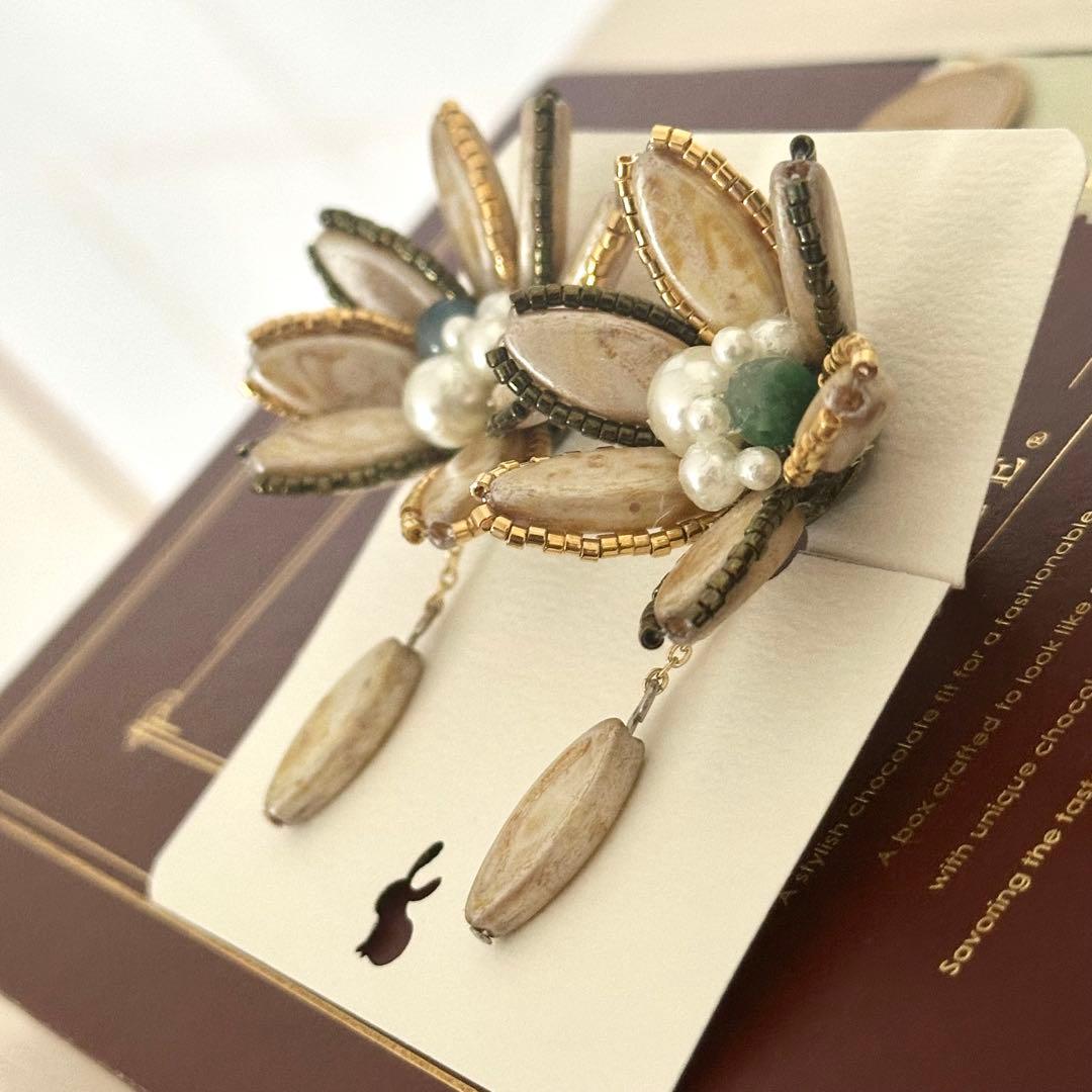 【ハンドメイド】大ぶりイヤリング　チェコビーズ×カルセドニー×アンティーク