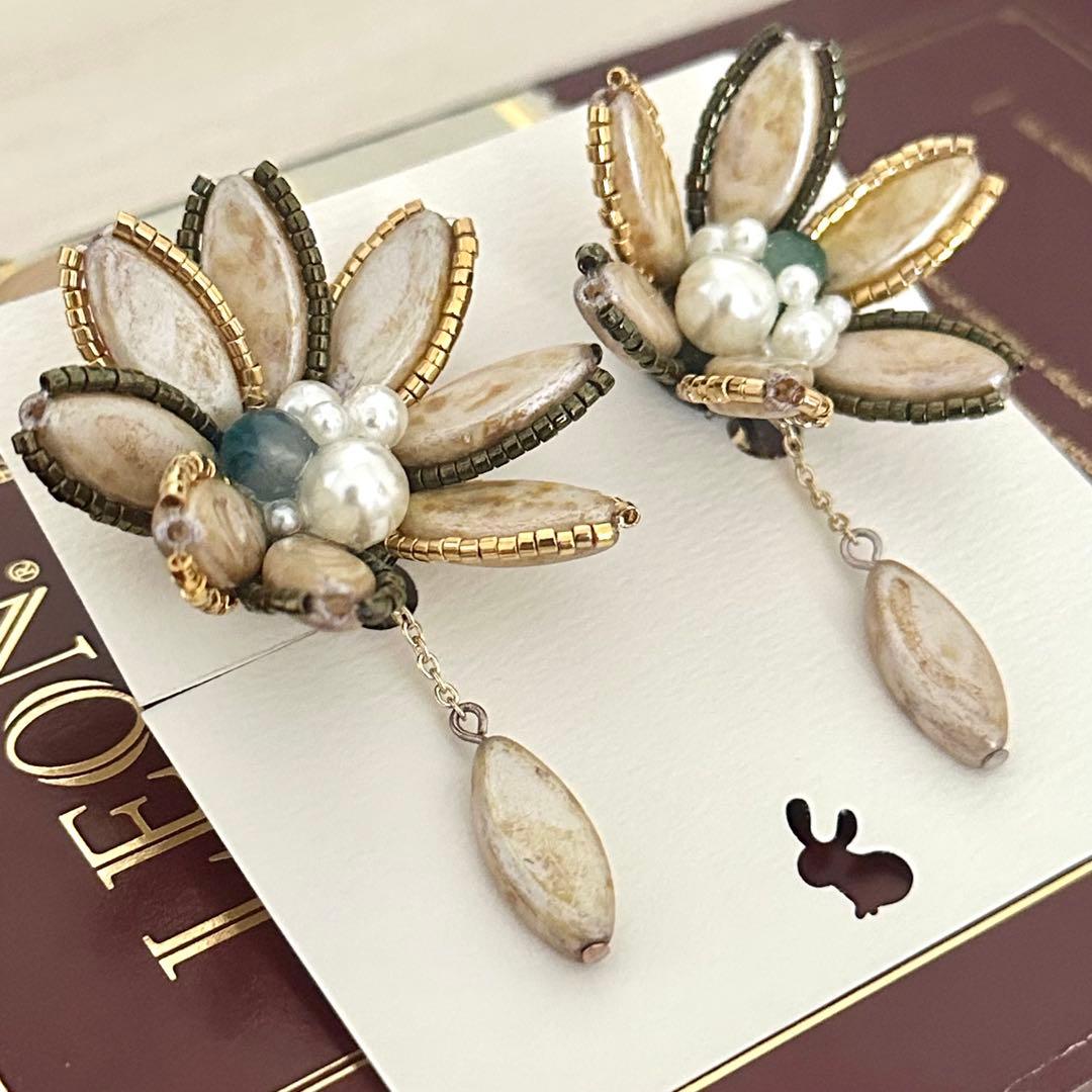 【ハンドメイド】大ぶりイヤリング　チェコビーズ×カルセドニー×アンティーク