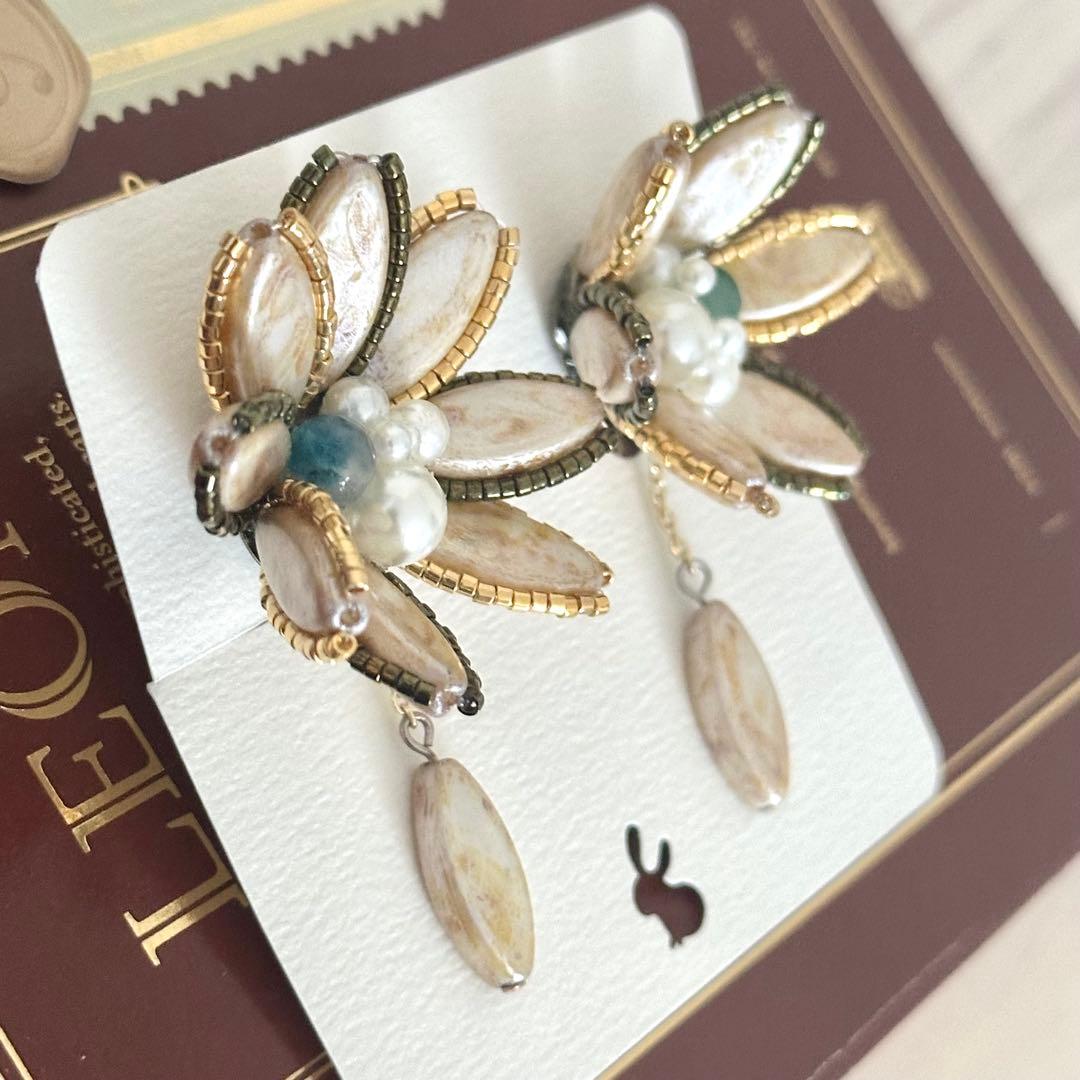 【ハンドメイド】大ぶりイヤリング　チェコビーズ×カルセドニー×アンティーク