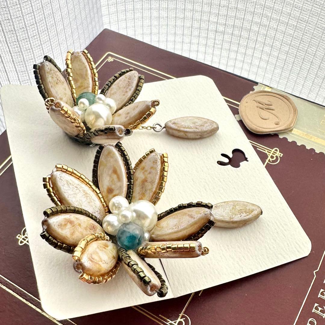 【ハンドメイド】大ぶりイヤリング　チェコビーズ×カルセドニー×アンティーク