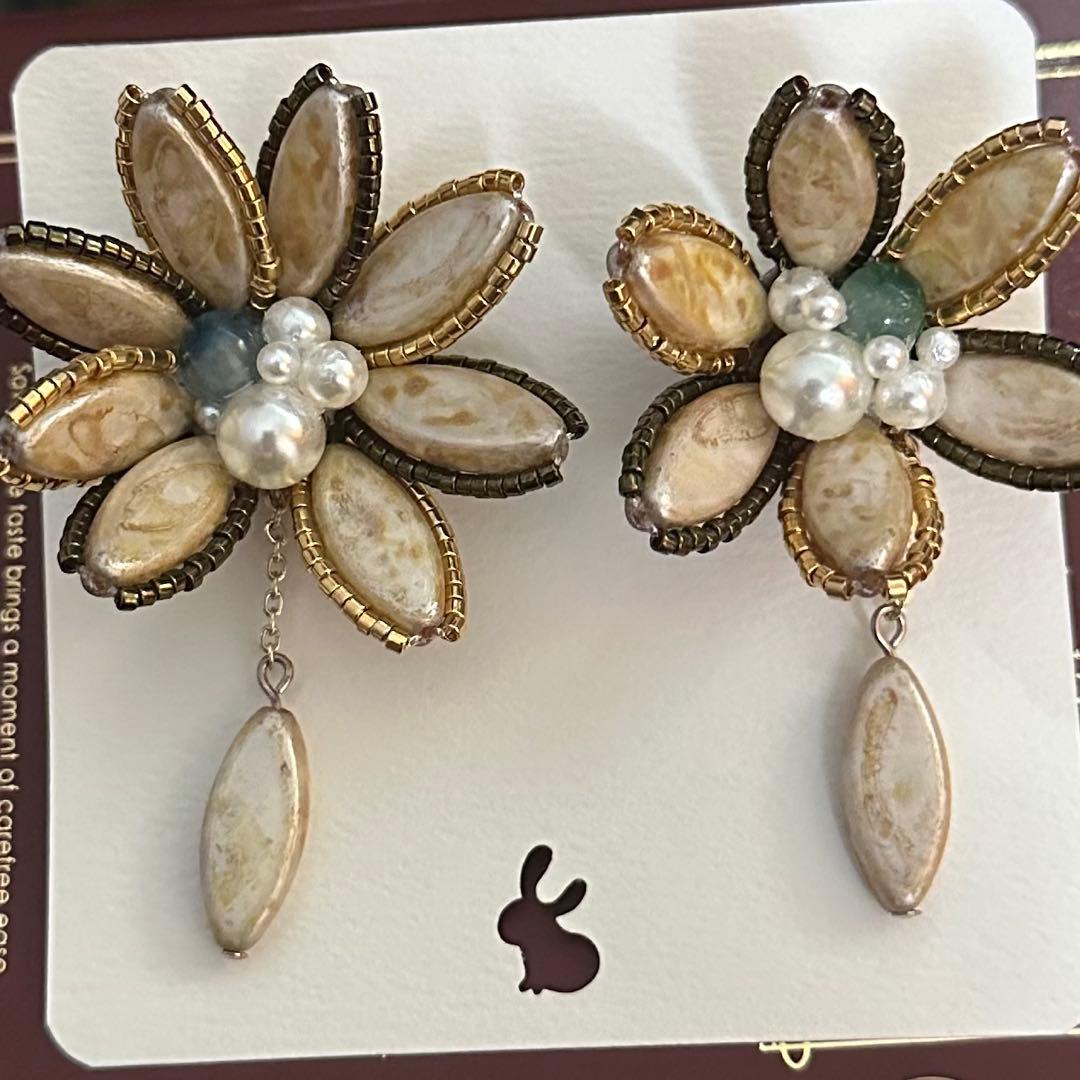 【ハンドメイド】大ぶりイヤリング　チェコビーズ×カルセドニー×アンティーク