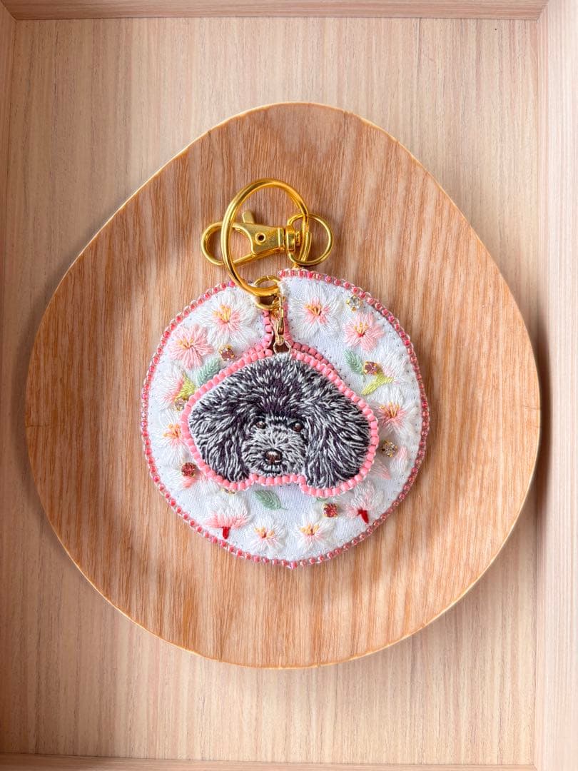 トイプードル　うちの子刺繍　ハンドメイド　ブローチ　チャーム　キーホルダー