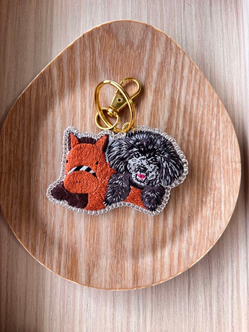トイプードル　うちの子刺繍　ハンドメイド　ブローチ　チャーム　キーホルダー