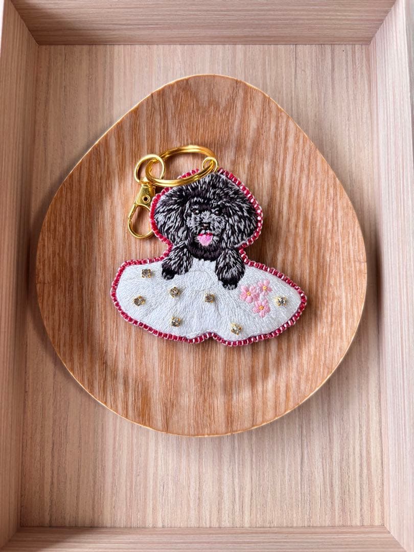 トイプードル　うちの子刺繍　ハンドメイド　ブローチ　チャーム　キーホルダー