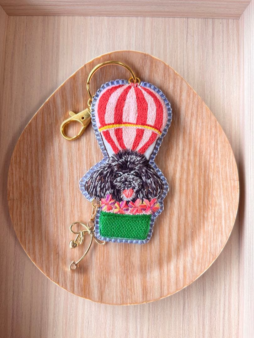 トイプードル　うちの子刺繍　ハンドメイド　ブローチ　チャーム　キーホルダー