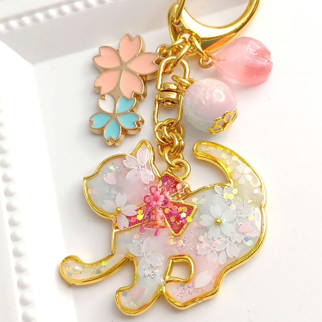 ～桜花爛漫～ネコと桜　水色　レジンキーホルダー　ハンドメイド
