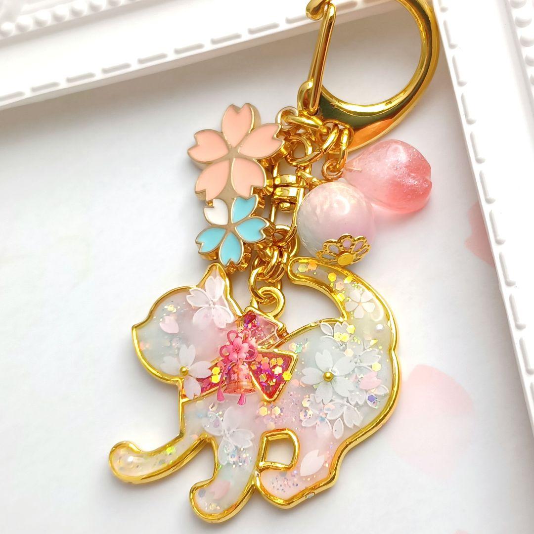 ～桜花爛漫～ネコと桜　水色　レジンキーホルダー　ハンドメイド