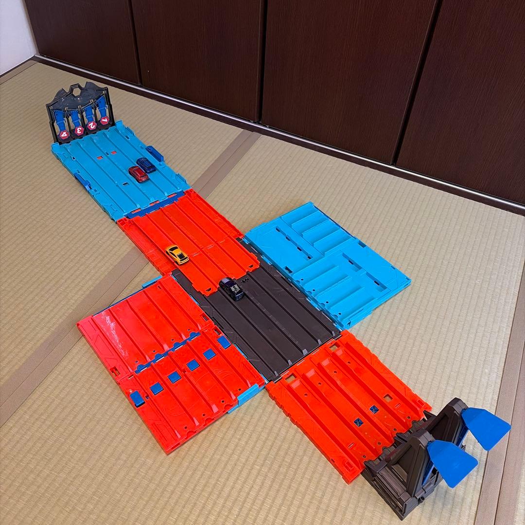 ホットウィール11台付き　アルティメットレースボックス