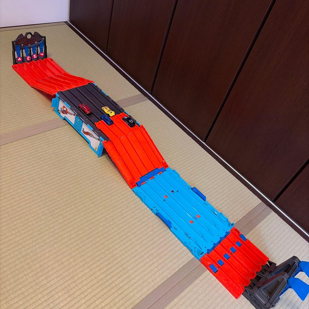 ホットウィール11台付き　アルティメットレースボックス