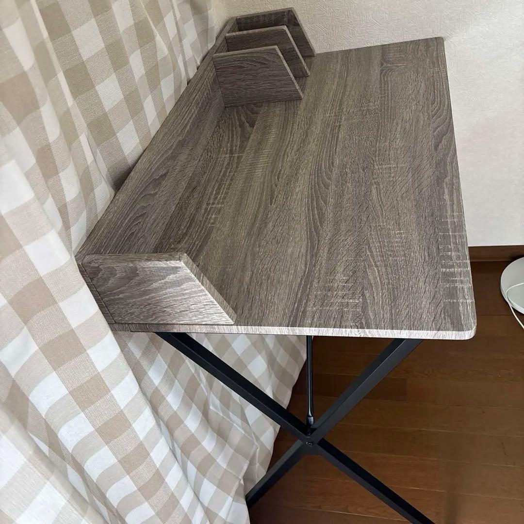 グレーのパソコンデスク