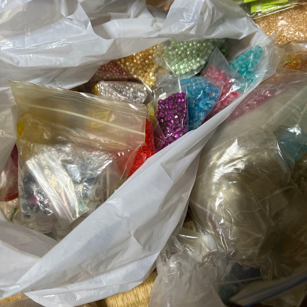 スワロフスキー　ビーズ大量およそ１５万円相当