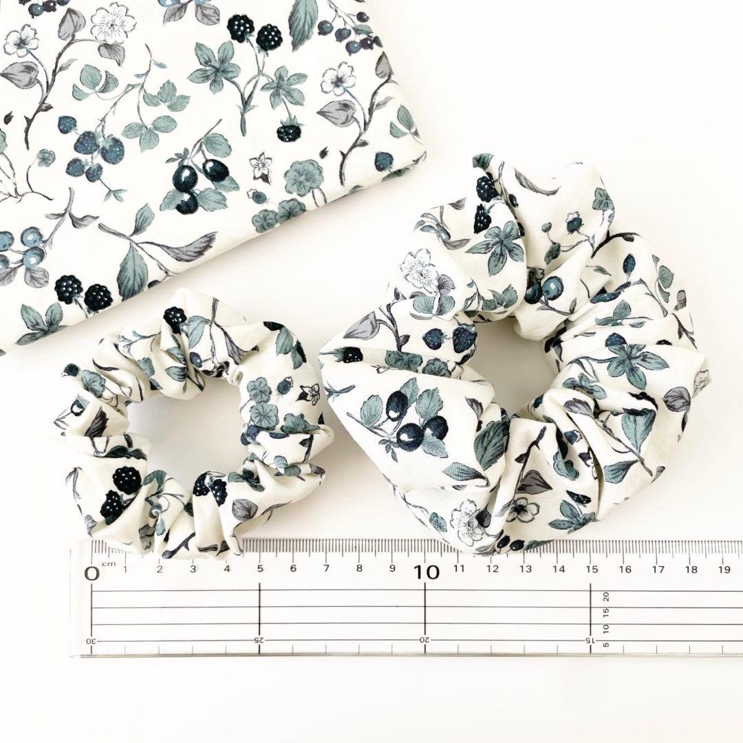 親子シュシュ　ヘアゴム　2個セット　ベリーガーデン　木の実　いちご　ホワイト紺