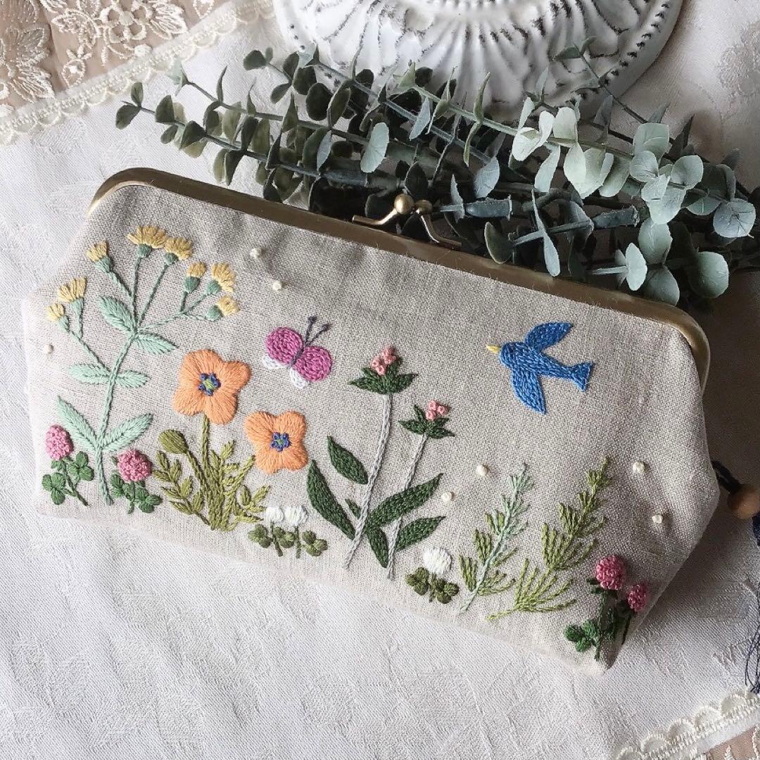 春の散歩道のがま口ポーチ　手刺繍　ハンドメイド