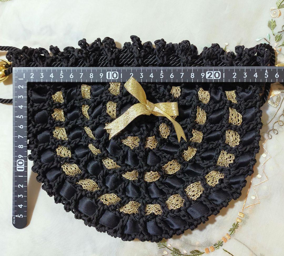 セール✨お洒落巾着型編みショルダーバッグ　未使用美品　黒　金色人気のリボン編み