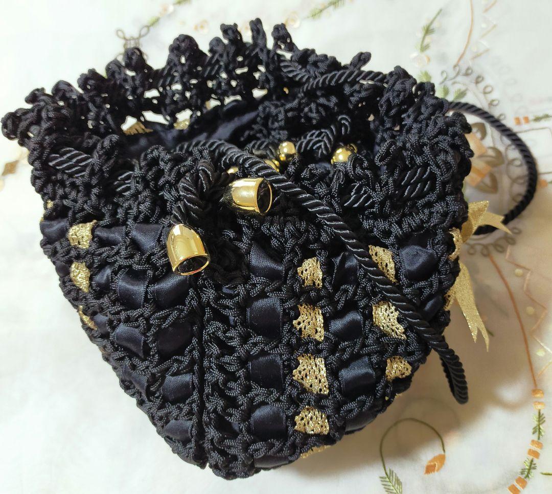 セール✨お洒落巾着型編みショルダーバッグ　未使用美品　黒　金色人気のリボン編み