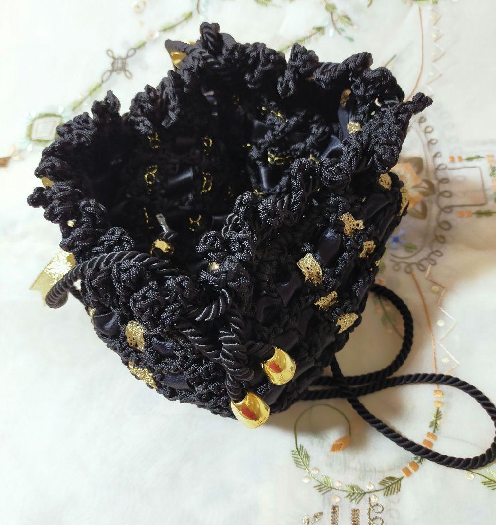セール✨お洒落巾着型編みショルダーバッグ　未使用美品　黒　金色人気のリボン編み